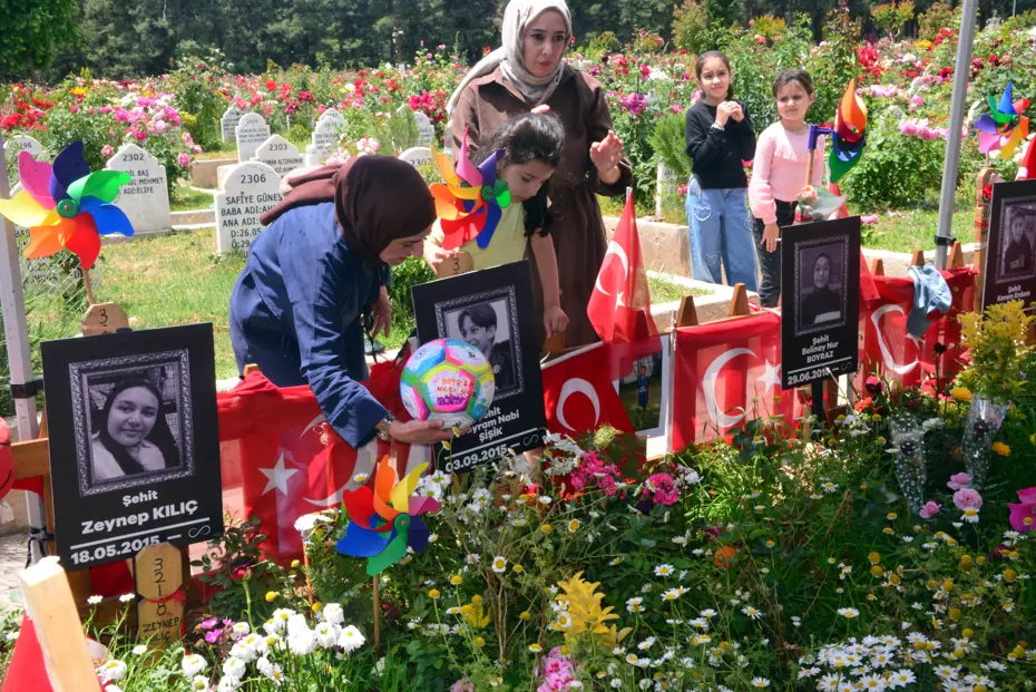 Kahramanmaraş'taki okul saldırısında hayatını kaybedenlerin aileleri mezarlıkta buluştu