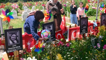 Kahramanmaraş'taki okul saldırısında hayatını kaybedenlerin aileleri mezarlıkta buluştu
