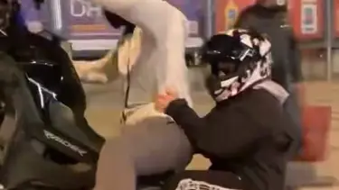 Motosikletle ön teker kaldırmak isterken yola savruldular