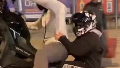 Motosikletle ön teker kaldırmak isterken yola savruldular