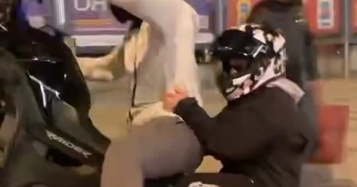 Motosikletle ön teker kaldırmak isterken yola savruldular