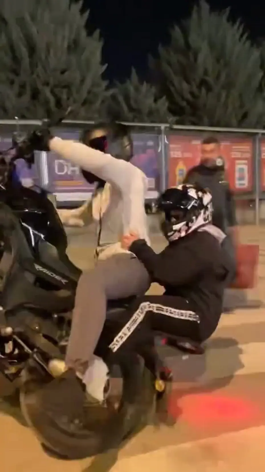 Motosikletle ön teker kaldırmak isterken yola savruldular