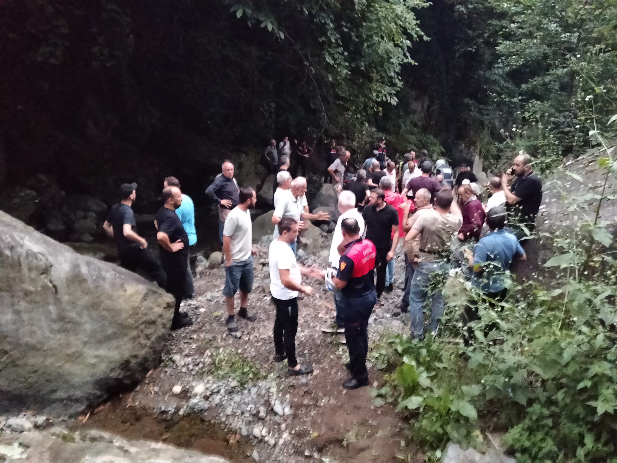 İki kız kardeşin cansız bedenleri dere kenarında bulundu