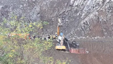 Maden ocağında devrilen kamyonun sürücü hayatını kaybetti