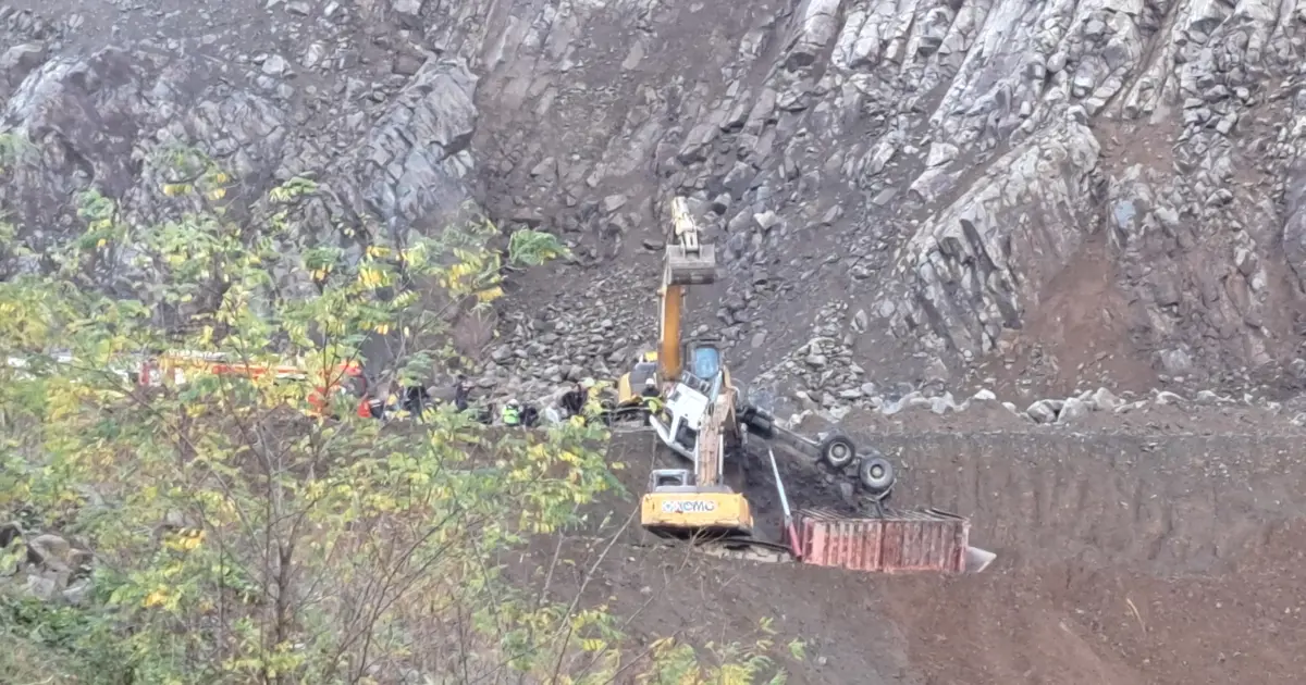 Maden ocağında devrilen kamyonun sürücü hayatını kaybetti