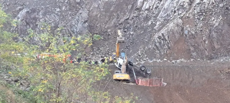 Maden ocağında devrilen kamyonun sürücü hayatını kaybetti