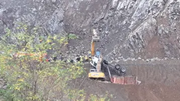 Maden ocağında devrilen kamyonun sürücü hayatını kaybetti