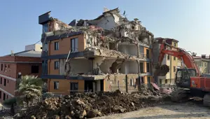 Zeminde kayma oluşmuştu: Binanın yıkımı yapılıyor