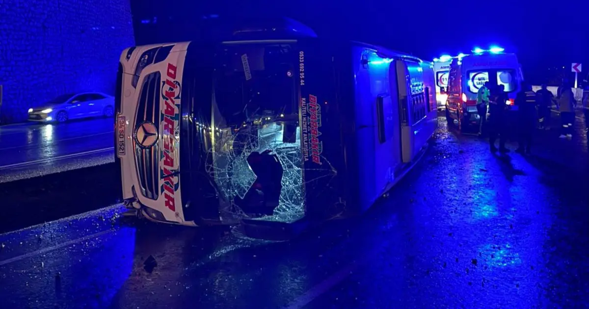 Osmaniye’de yolcu otobüsü devrildi