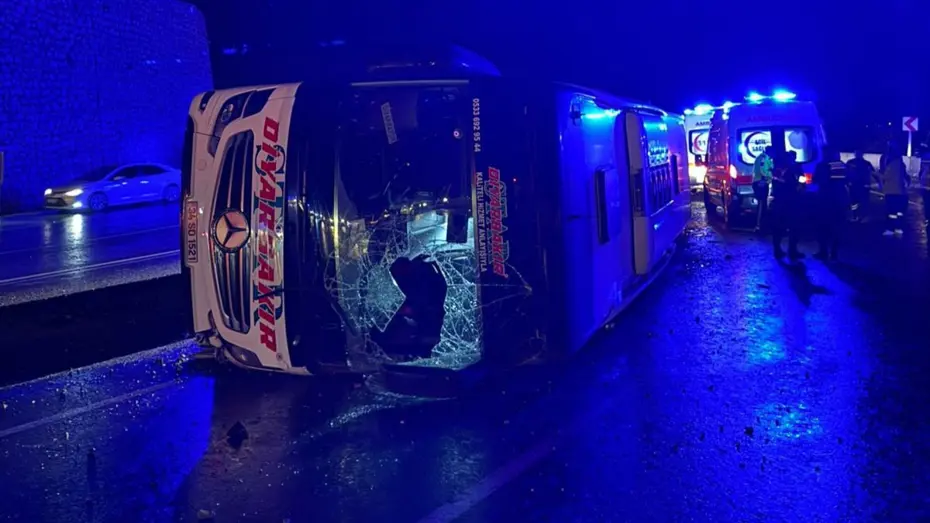 Osmaniye’de yolcu otobüsü devrildi