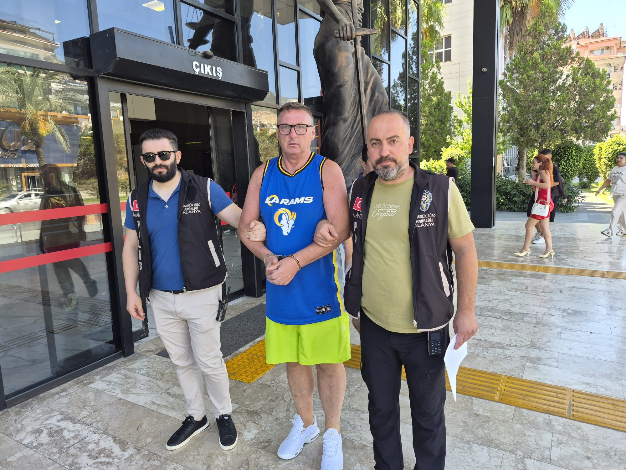 Türk bayrağına tüküren İngiliz turist tutuklandı