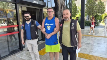 Türk bayrağına tüküren İngiliz turist tutuklandı