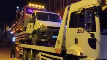 Oto kurtarıcıları kule gibi dizdiler