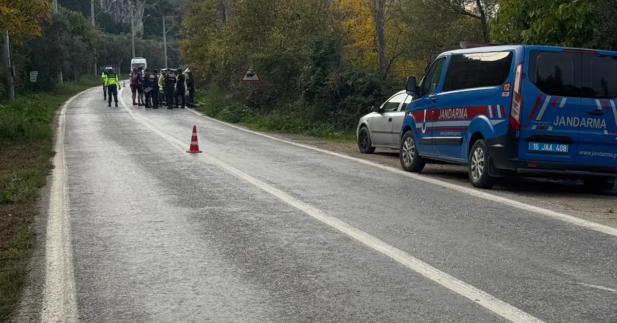 Bisikletli gruba otomobil çarptı: 2 yaralı