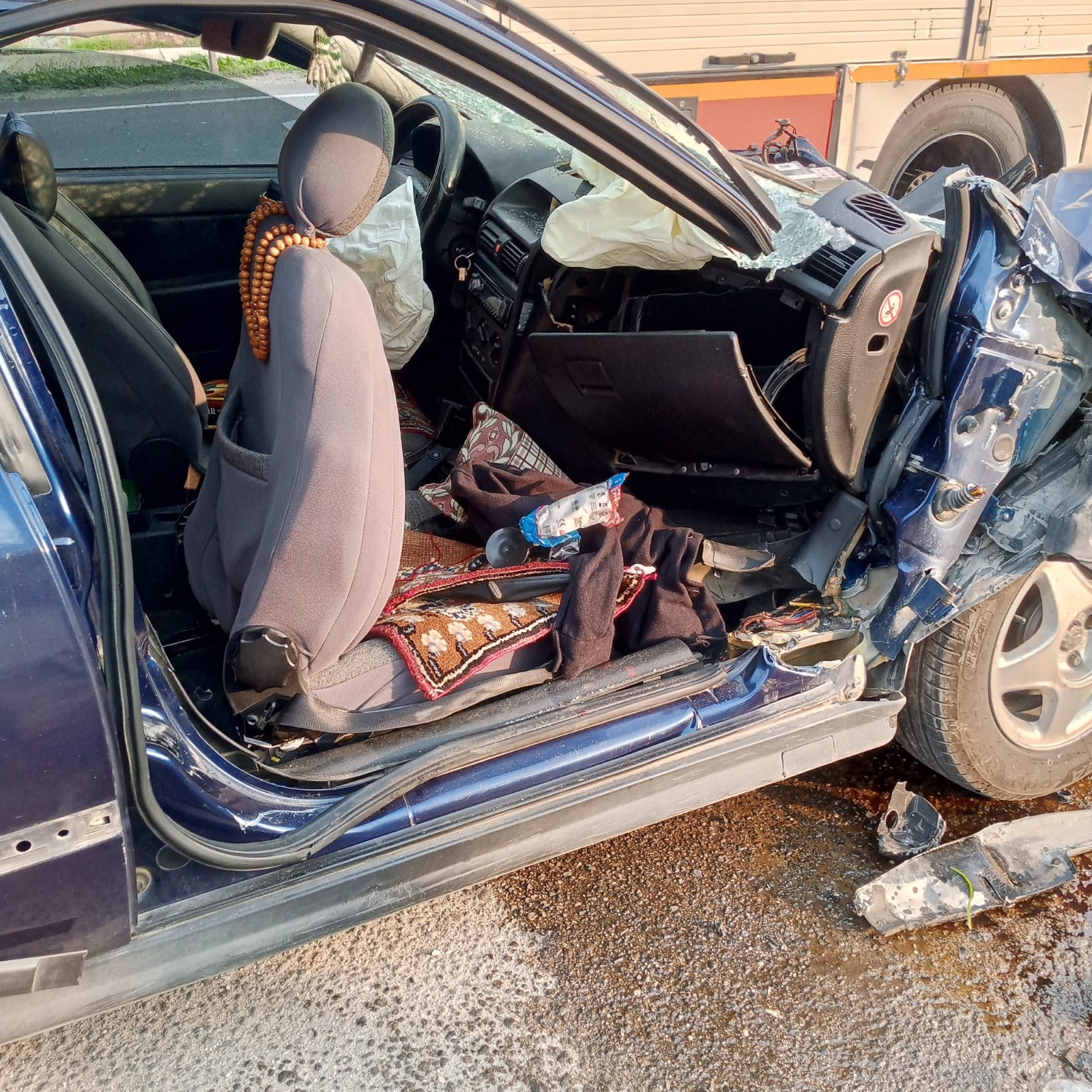 Otomobil emniyet şeridindeki tankere çarptı: 1'i ağır 3 yaralı