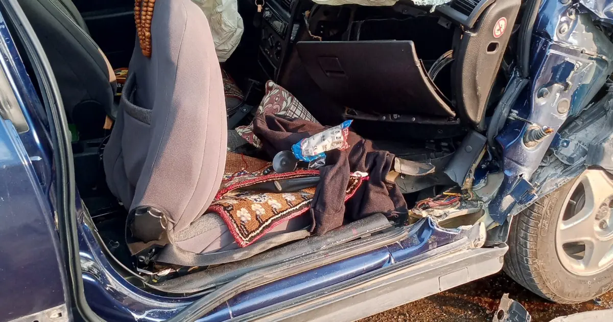 Otomobil emniyet şeridindeki tankere çarptı: 1'i ağır 3 yaralı