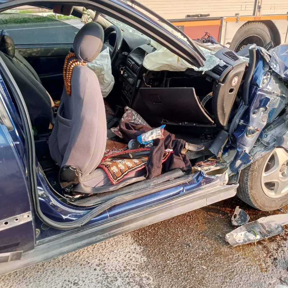 Otomobil emniyet şeridindeki tankere çarptı: 1'i ağır 3 yaralı