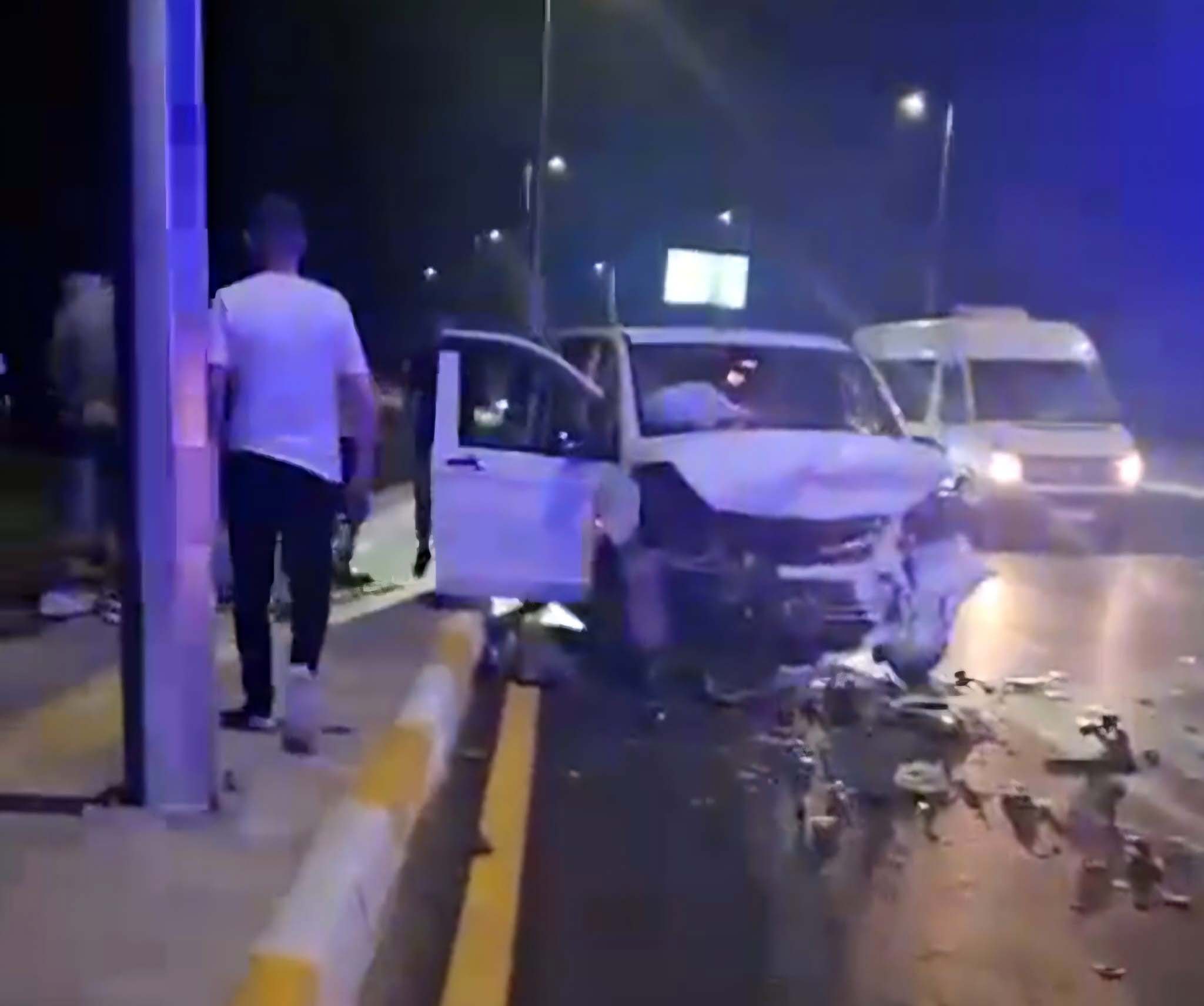 Antalya'da turist minibüsüyle otomobil kafa kafaya çarpıştı: 10 yaralı