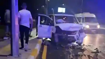 Antalya'da turist minibüsüyle otomobil kafa kafaya çarpıştı: 10 yaralı