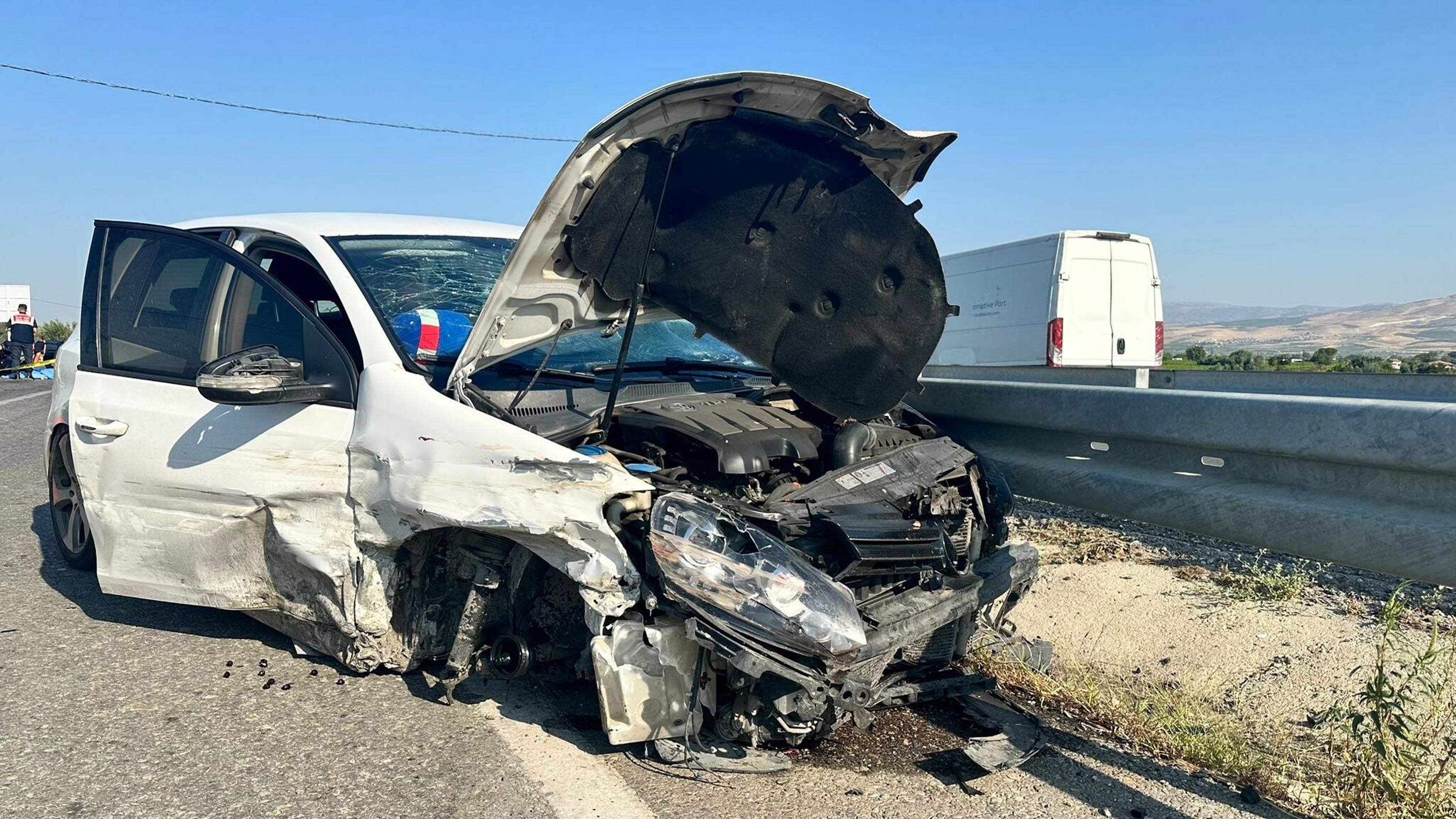 Otomobil motosiklete arkadan çarptı: 1 ölü, 1 aylık bebek dahil 3 yaralı