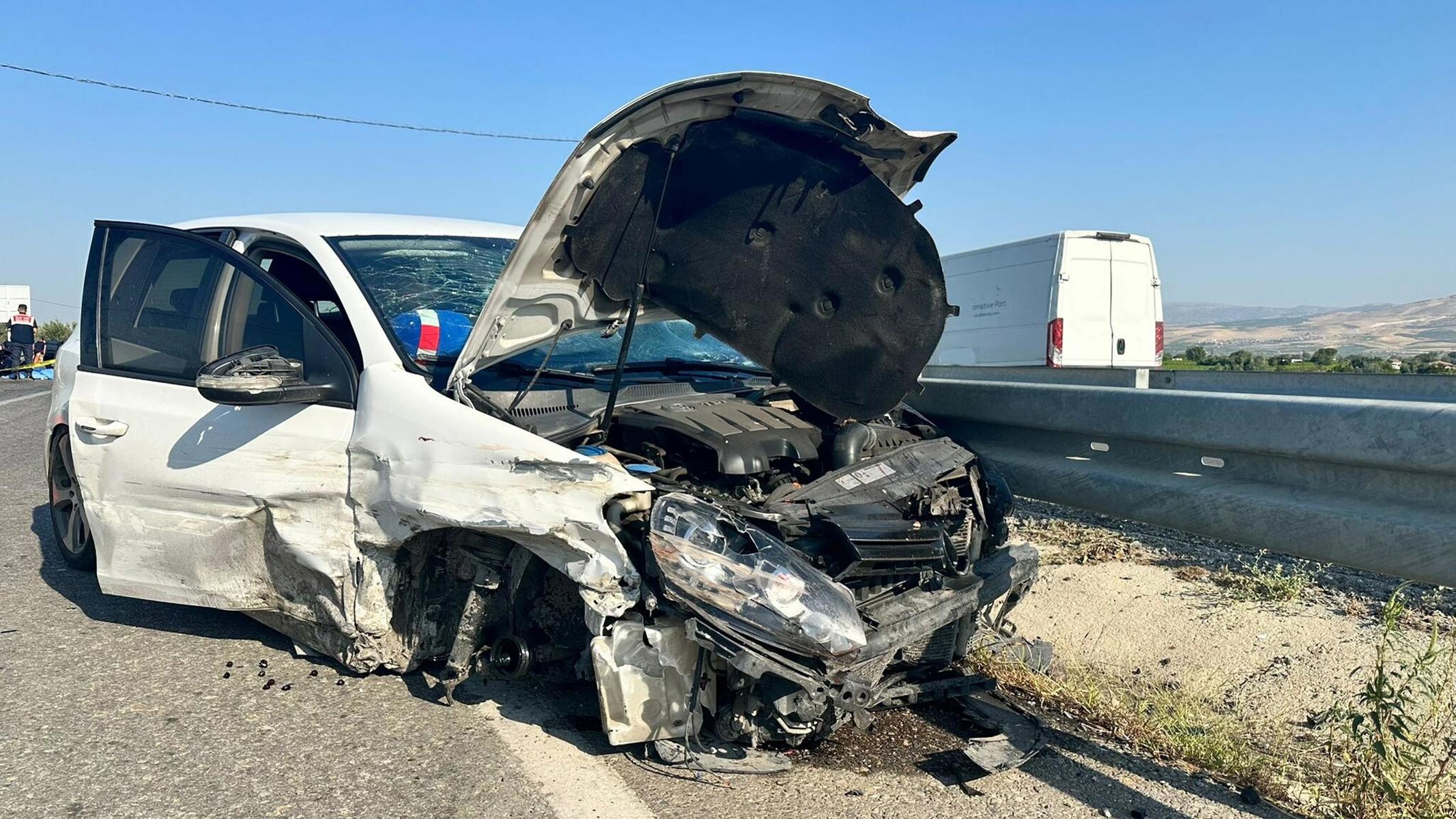 Otomobil motosiklete arkadan çarptı: 1 ölü, 1 aylık bebek dahil 3 yaralı