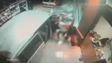 Korkunç kaza: Otomobil, oto aksesuar dükkanına daldı