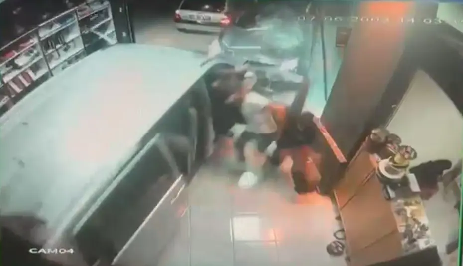 Korkunç kaza: Otomobil, oto aksesuar dükkanına daldı
