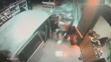 Korkunç kaza: Otomobil, oto aksesuar dükkanına daldı