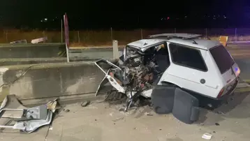 Otoyol gişesinde feci kaza. Beton bariyerlere ok gibi saplandı