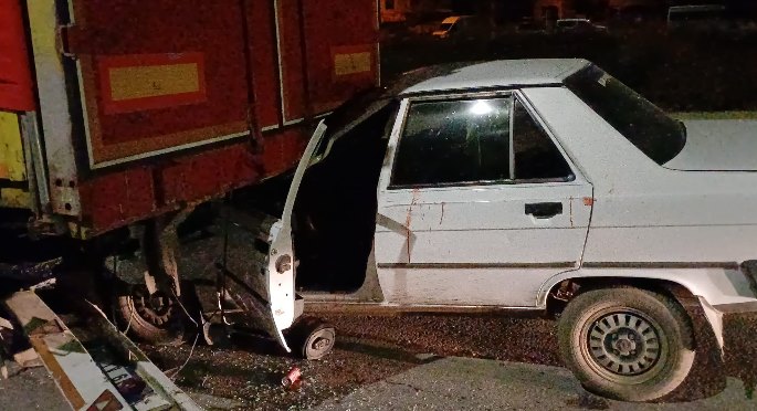 Çorum'da alkollü sürücü park halindeki tıra çarptı