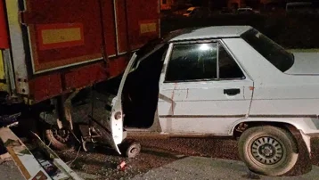 Çorum'da alkollü sürücü park halindeki tıra çarptı