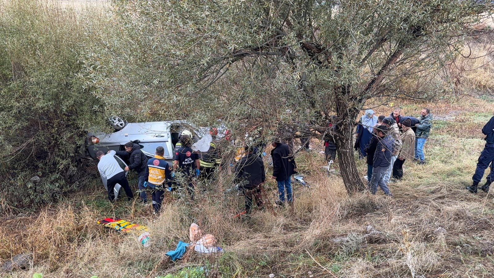 Yağış nedeniyle kayganlaşan yolda otomobil şarampole yuvarlandı. 5 yaralı