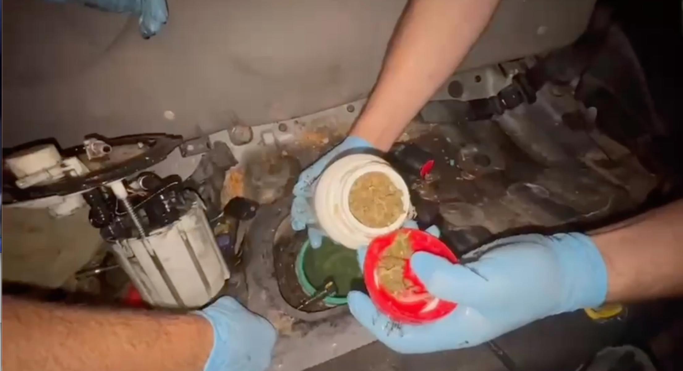 Otomobilin yakıt deposundan 6,5 kilo esrar çıktı