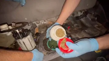 Otomobilin yakıt deposundan 6,5 kilo esrar çıktı
