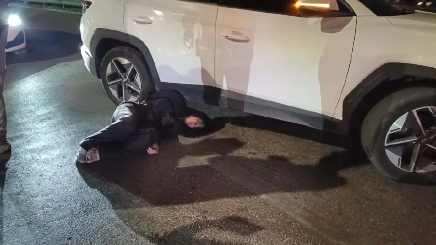 Polise çıkıştı, "Sanatçıyım" diyerek gazetecilere tükürdü, yere yığıldı 1