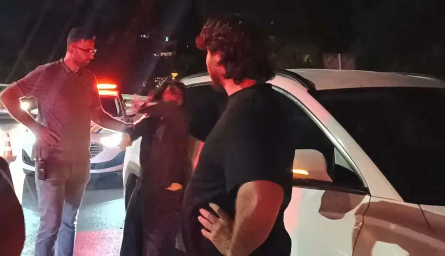 Polise çıkıştı, "Sanatçıyım" diyerek gazetecilere tükürdü, yere yığıldı 3