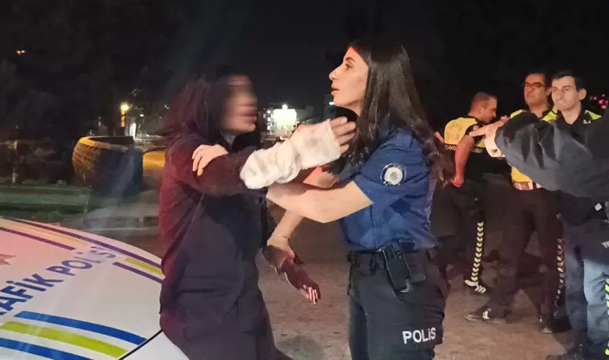 Polise çıkıştı, "Sanatçıyım" diyerek gazetecilere tükürdü, yere yığıldı 2