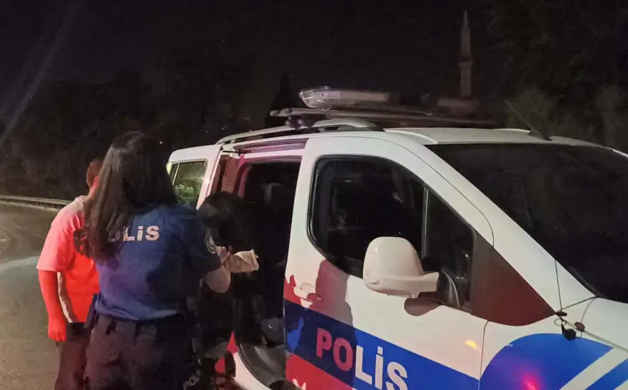 Polise çıkıştı, "Sanatçıyım" diyerek gazetecilere tükürdü, yere yığıldı 