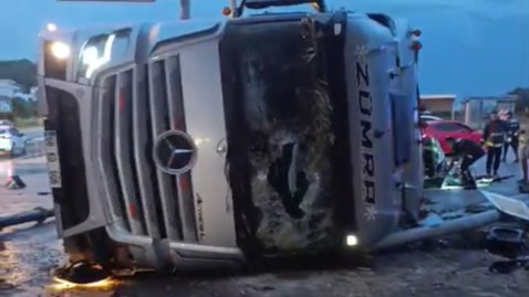 Tır dolmuş durağına devrildi, 2 kişi hayatını kaybetti