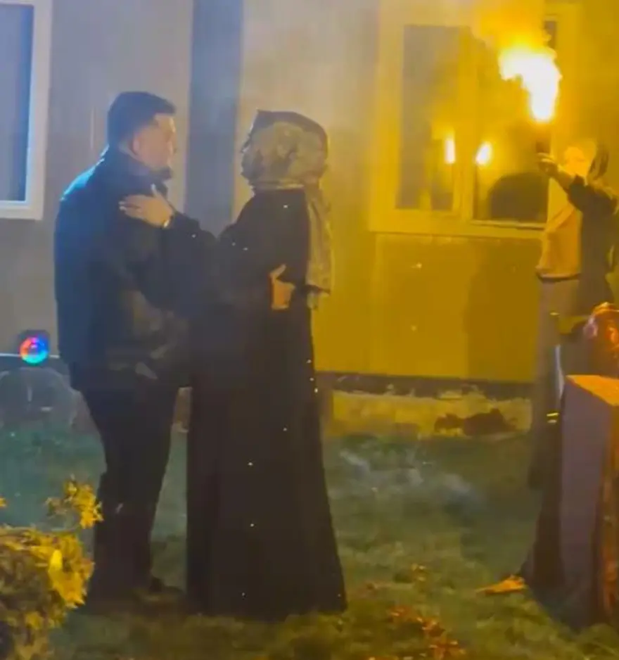 Çekici üzerinde dev buketle evlilik teklif etti 2