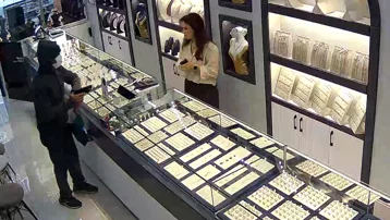 Oyuncak silahla kuyumcu soymaya çalıştı, alarma basılınca kaçtı