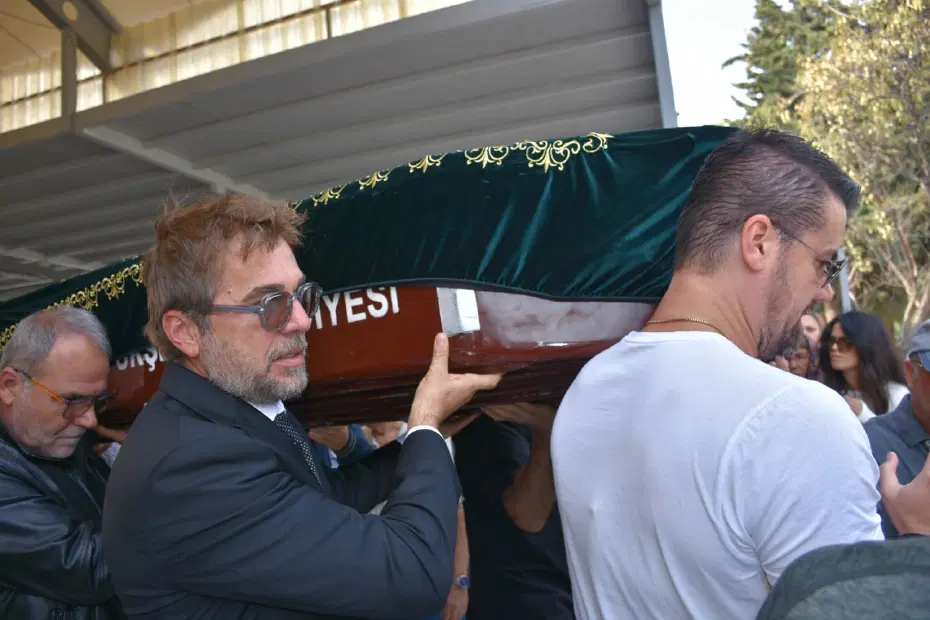Engin Altan Düzyatan'ın babası son yolculuğuna uğurladı