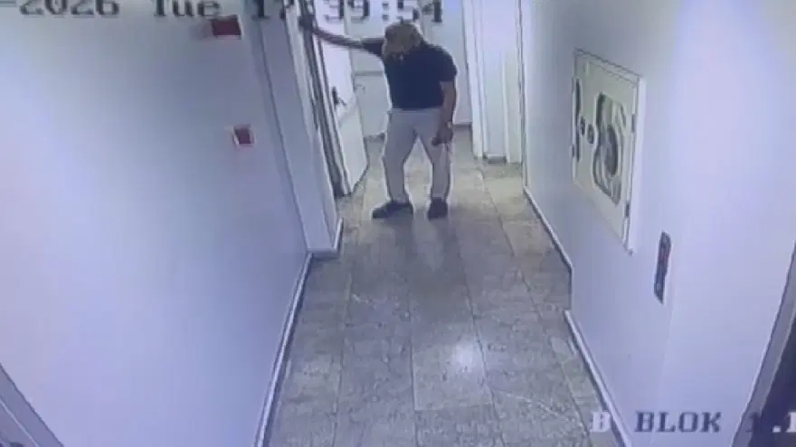 DUVARA YASLANARAK ASANSÖR BEKLEDİ 1