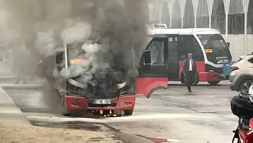 Düzce&#x27;de özel halk otobüsü alev alev yandı
