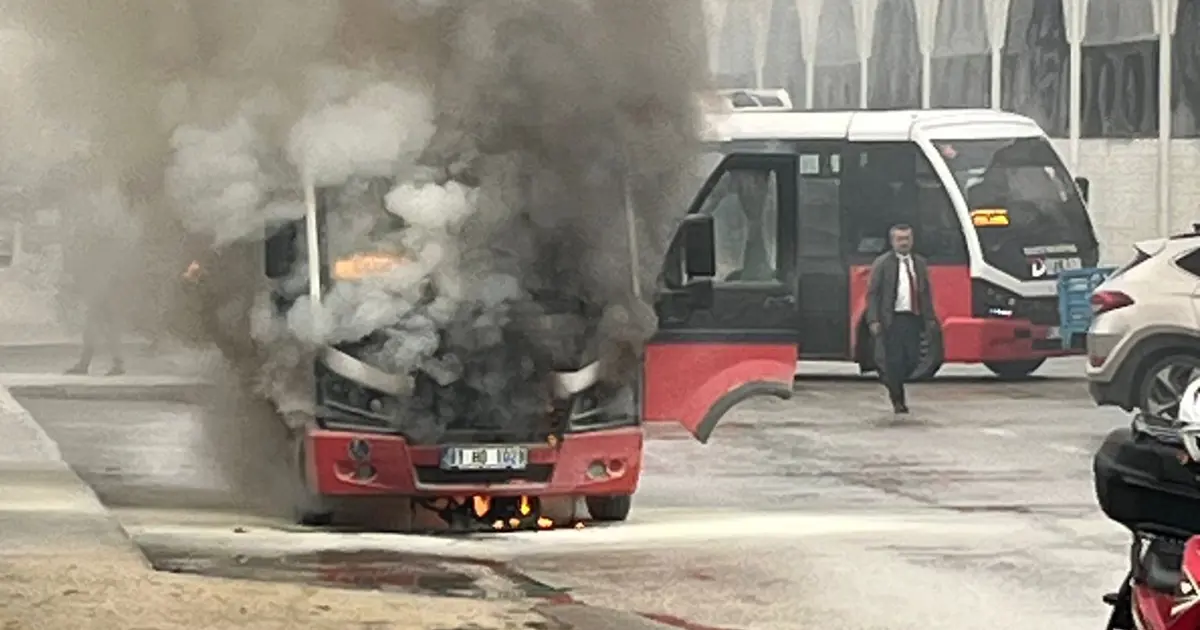 Düzce'de özel halk otobüsü alev alev yandı