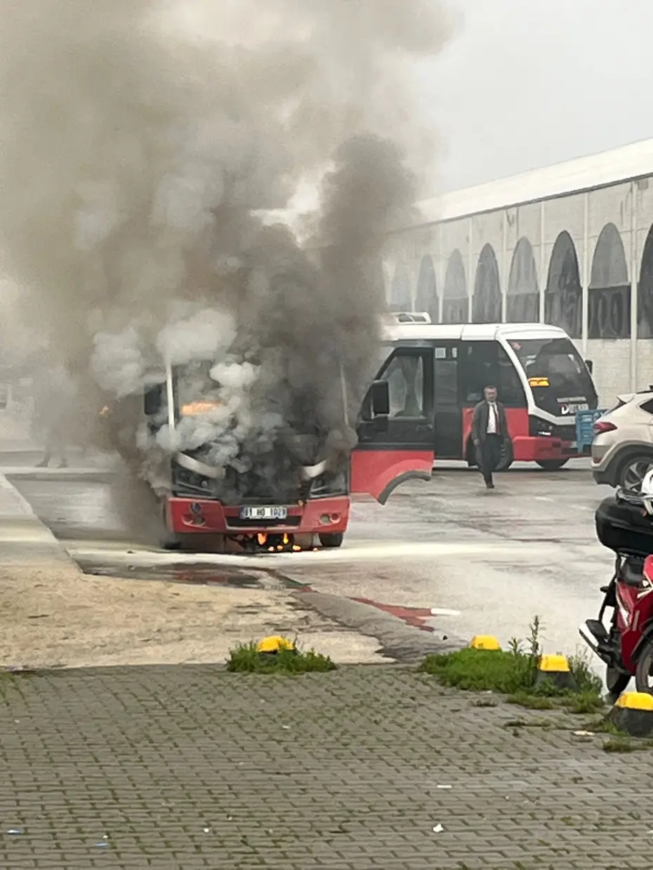 Düzce'de özel halk otobüsü alev alev yandı
