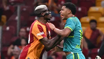Galatasaray-Villarreal maçında olay. Osimhen'i 5 kişi zor tuttu