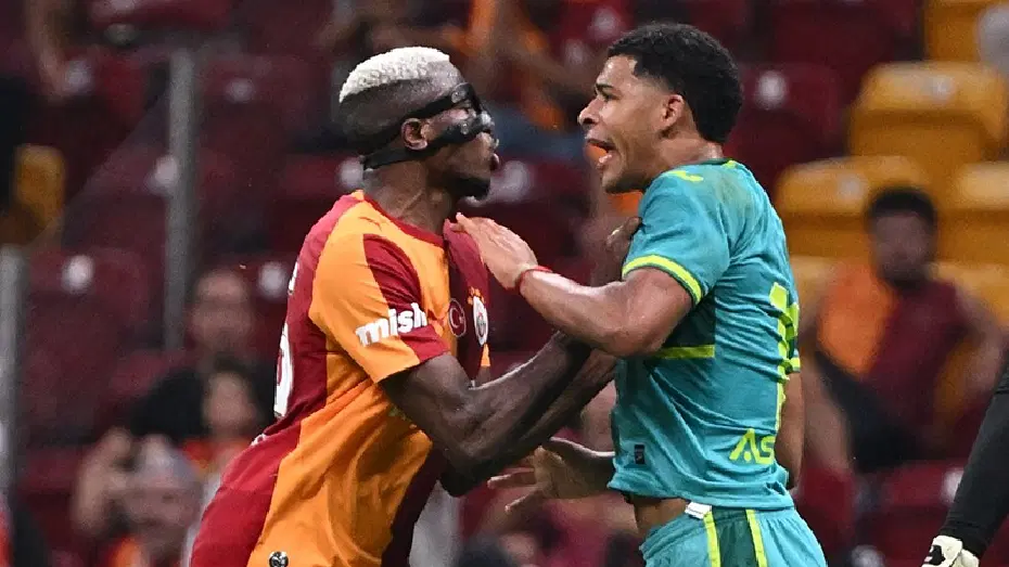 Galatasaray-Villarreal maçında olay. Osimhen'i 5 kişi zor tuttu