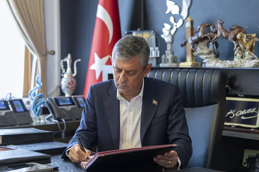 Özgür Özel ve 90 milletvekili CHP'den istifa etti. Yeni Parti resmen yola çıktı 