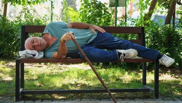 Boşandı, evini satamadı, parkta yatıyor. "Tek bir isteğim var"